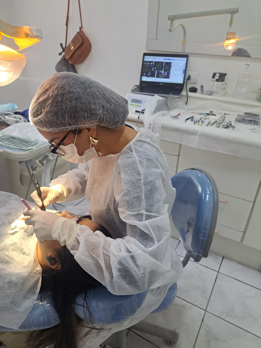 Dentista da Lima Luz atendendo paciente no consultório